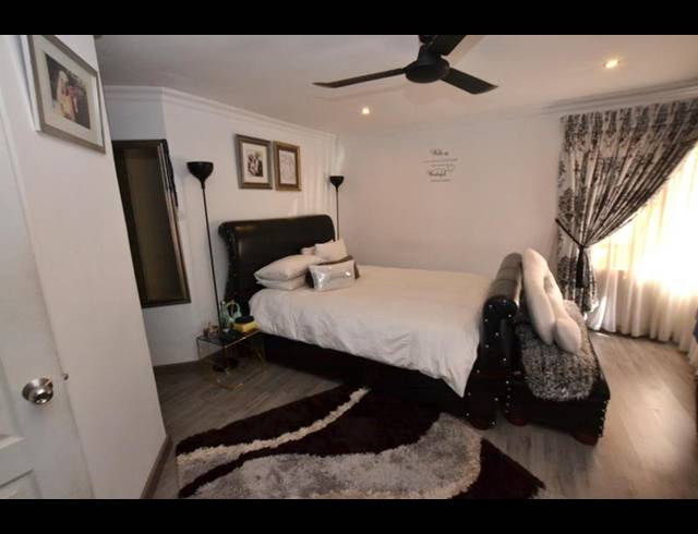 6 BEDROOM HOUSE FOR SALE IN HEUWELOORD